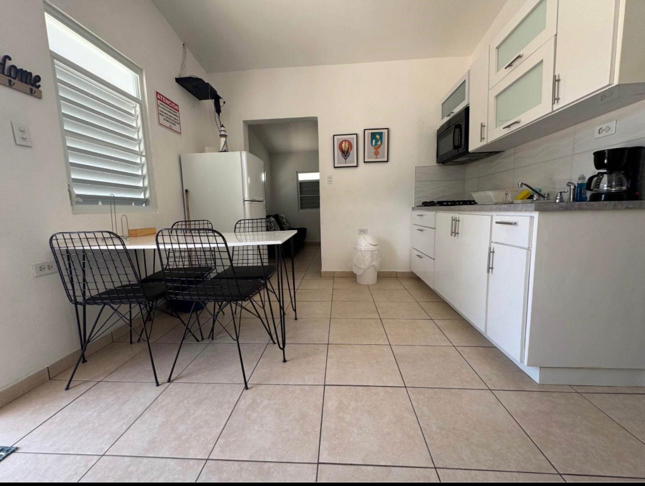 Comedor con cocina al fondo