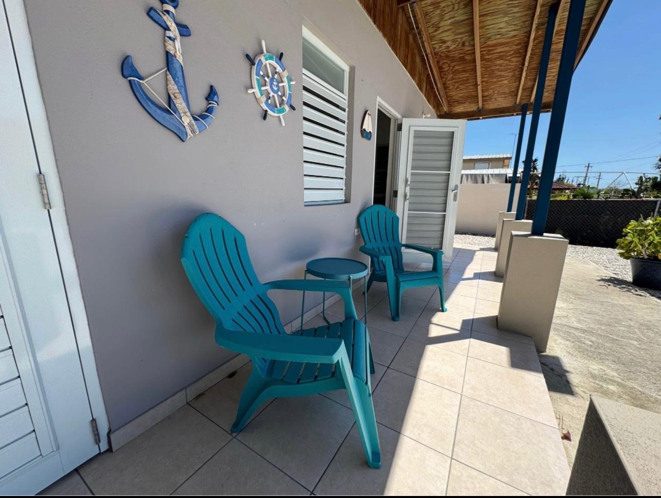 Terraza con sillas estilo playero