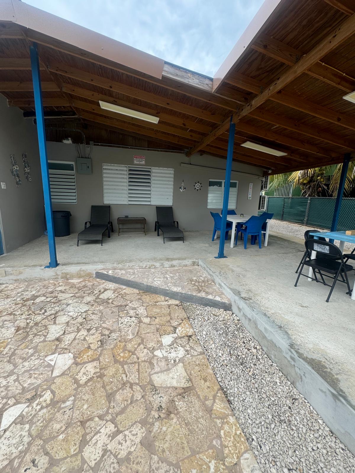 Patio techado con área de descanso